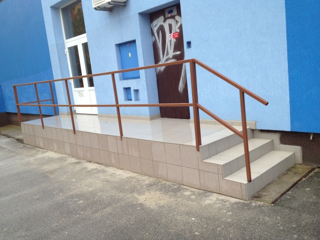 Podesty ZŠ a ZUŠ Bezdrevská České Budějovice